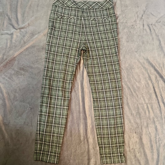 LAST CHANCE 🤍|4 for $20| 🤍Camber&Grace - 3/4 Length Plaid Leggings - Picture 2 of 9